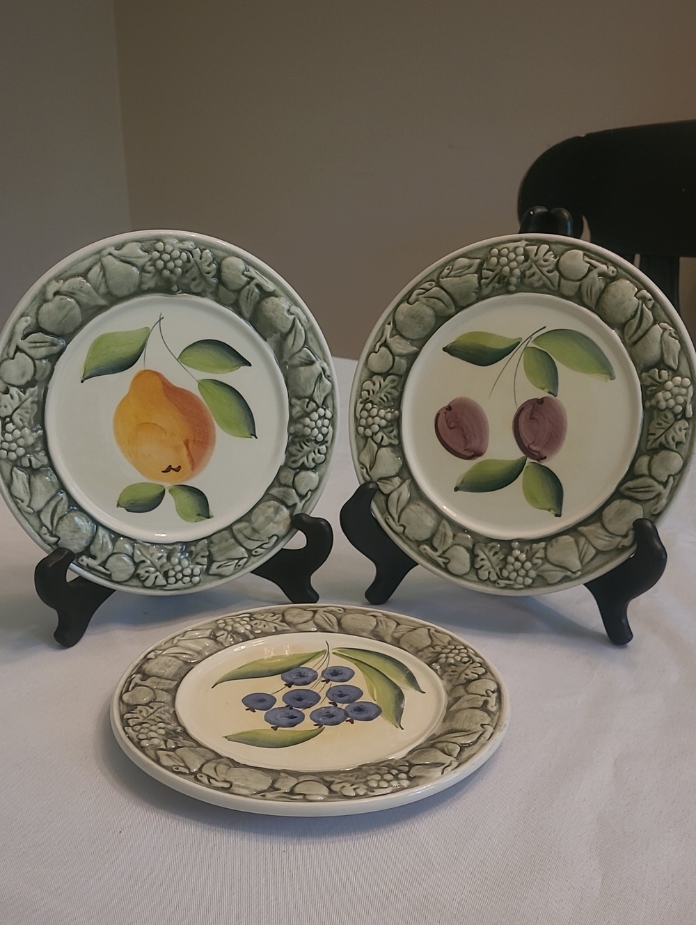Set of 3 Pizzato Embossed Rim Fruit Plates
